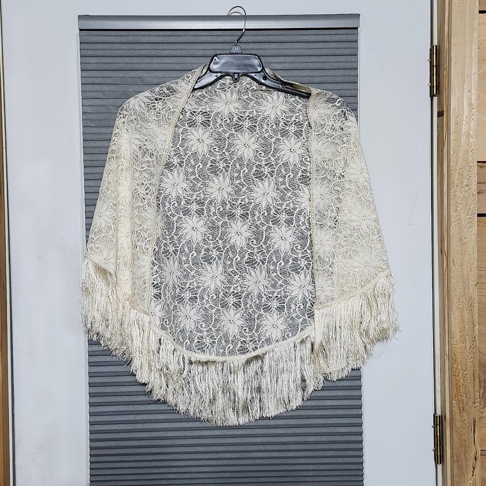 womans shawl cream - Picture 2 of 7